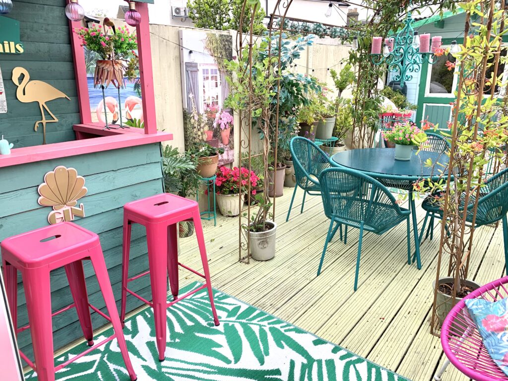 Risqué Lounge and Bar