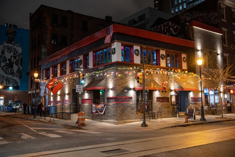 Top Tomato Bar & Pizza